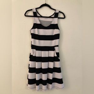 Sleeveless pocket dress